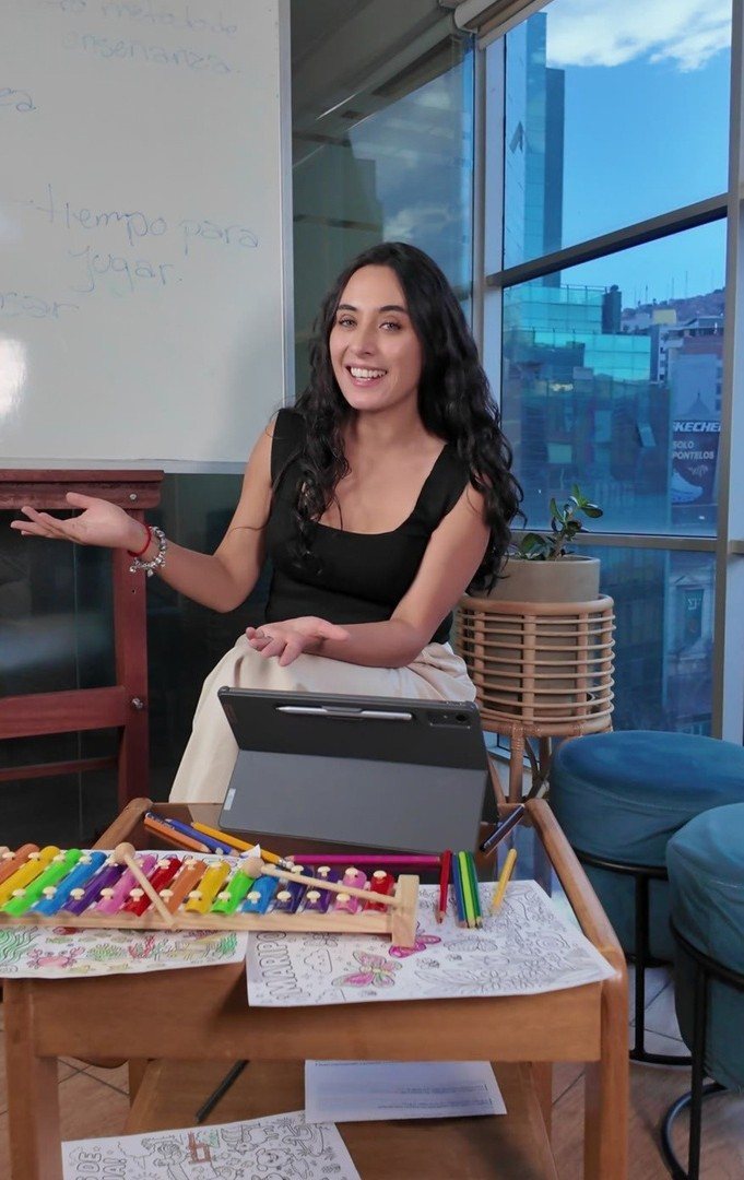 Educadora de Synavia en una sesión de aprendizaje